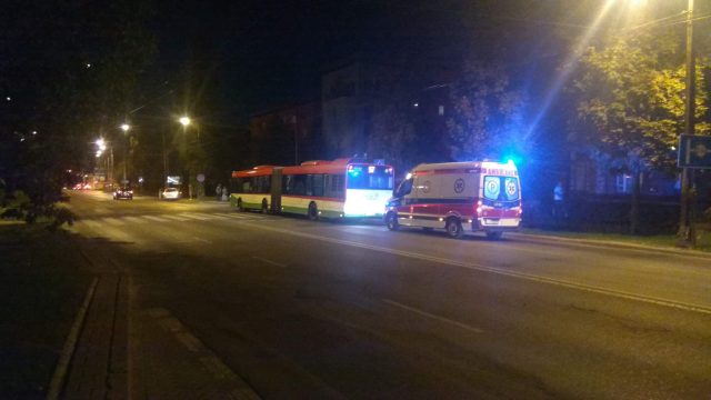 Zajechał drogę autobusowi, pasażerowie upadali na podłogę. Jedna osoba jest ranna (zdjęcia)