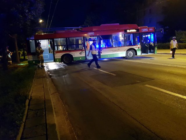 Trolejbus uderzył w słup w centrum Lublina. Kierowca pomylił trasy (zdjęcia, wideo)