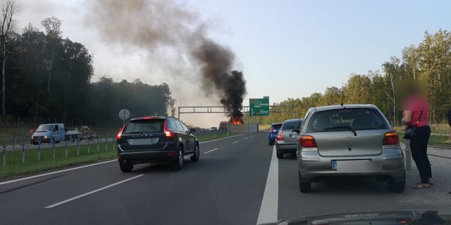 Ciężarówka przewróciła się na wjeździe do Lublina i stanęła w płomieniach. Droga jest zablokowana (zdjęcia, wideo)