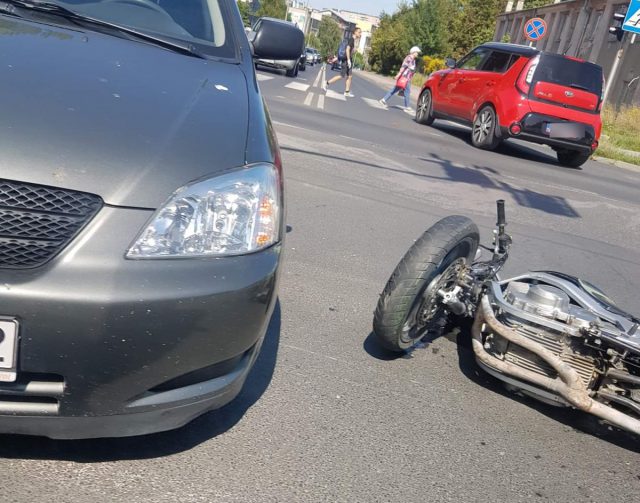 Motocyklista przewrócił się po tym, jak autobus zajechał mu drogę (zdjęcia)