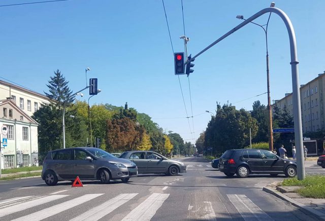 Motocyklista przewrócił się po tym, jak autobus zajechał mu drogę (zdjęcia)