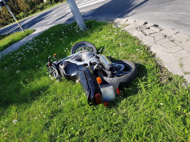 Motocyklista przewrócił się po tym, jak autobus zajechał mu drogę (zdjęcia)