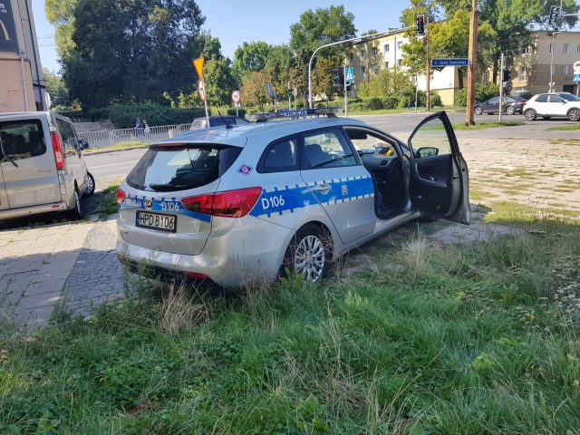 Motocyklista przewrócił się po tym, jak autobus zajechał mu drogę (zdjęcia)