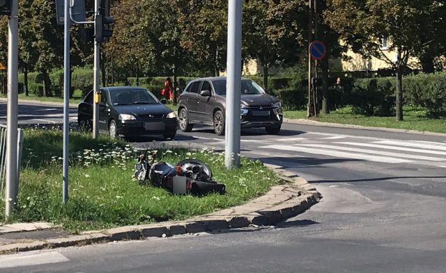 Motocyklista przewrócił się po tym, jak autobus zajechał mu drogę (zdjęcia)