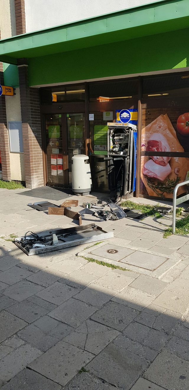Nieznani sprawcy wysadzili bankomat w Lublinie (zdjęcia)