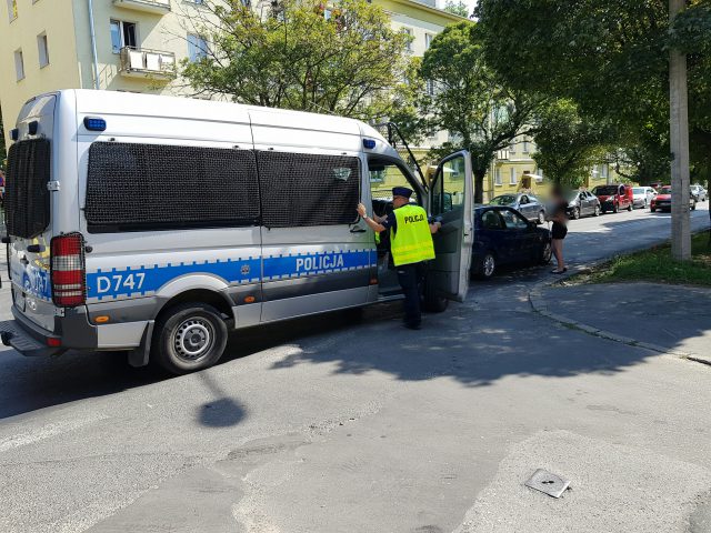 Potrącenie pieszego na ul. Sowińskiego. Mężczyzna trafił do szpitala (zdjęcia)