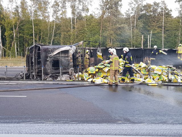 Ciężarówka przewróciła się na wjeździe do Lublina i stanęła w płomieniach. Droga jest zablokowana (zdjęcia, wideo)