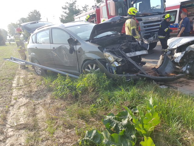 Dwie osoby trafiły do szpitala po czołowym zderzeniu pojazdów w Radawczyku (wideo, zdjęcia)