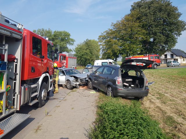 Dwie osoby trafiły do szpitala po czołowym zderzeniu pojazdów w Radawczyku (wideo, zdjęcia)