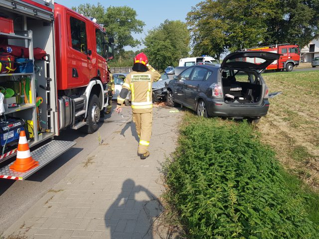 Dwie osoby trafiły do szpitala po czołowym zderzeniu pojazdów w Radawczyku (wideo, zdjęcia)