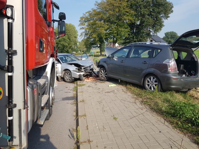 Dwie osoby trafiły do szpitala po czołowym zderzeniu pojazdów w Radawczyku (wideo, zdjęcia)