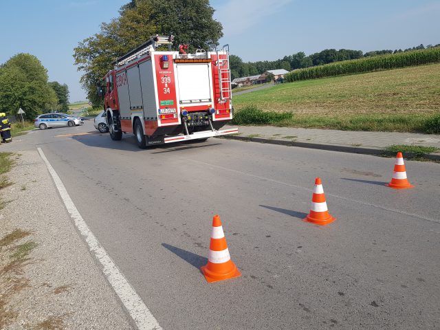 Dwie osoby trafiły do szpitala po czołowym zderzeniu pojazdów w Radawczyku (wideo, zdjęcia)