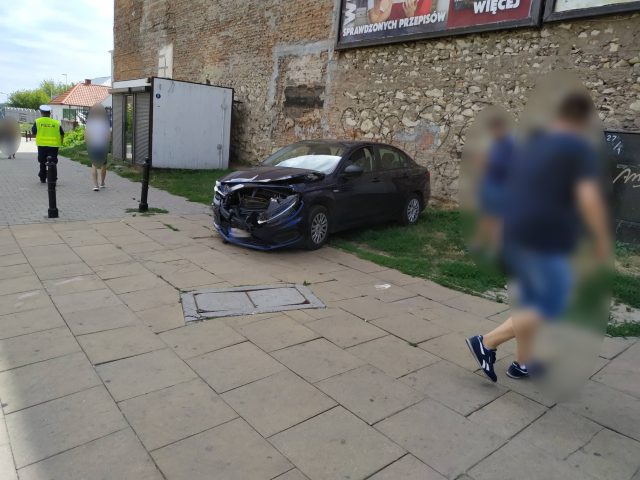 Zderzenie fiata z volvo w centrum Lublina. Sprawca wykonywał przewóz osób (zdjęcia)