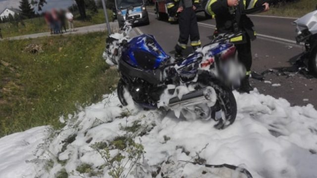 Czołowe zderzenie motocykla z volkswagenem. Interweniował śmigłowiec Lotniczego Pogotowia Ratunkowego (zdjęcia)