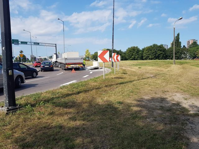 Z ciężarówki spadł ładunek. Duże utrudnienia w ruchu na ul. Turystycznej (zdjęcia)