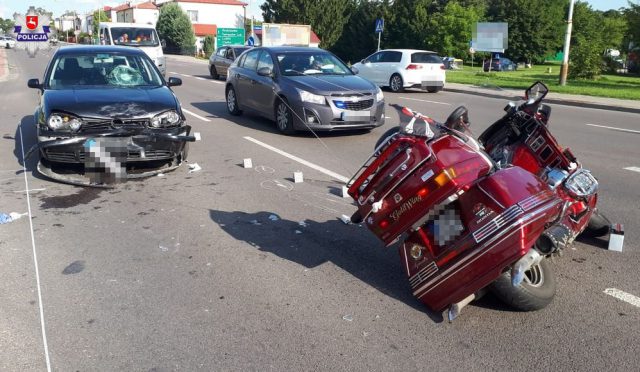 Skręcał motocyklem w lewo, zderzył się z volkswagenem. Trafił do szpitala (zdjęcia)