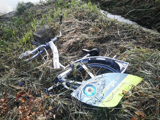 Sygnał od Czytelnika. Kompletnie zdewastowany rower miejski na brzegu Czerniejówki (zdjęcia)