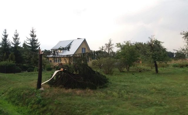 Nawałnice nad regionem. Zerwane dachy, połamane drzewa i kilkadziesiąt interwencji straży pożarnej (zdjęcia)