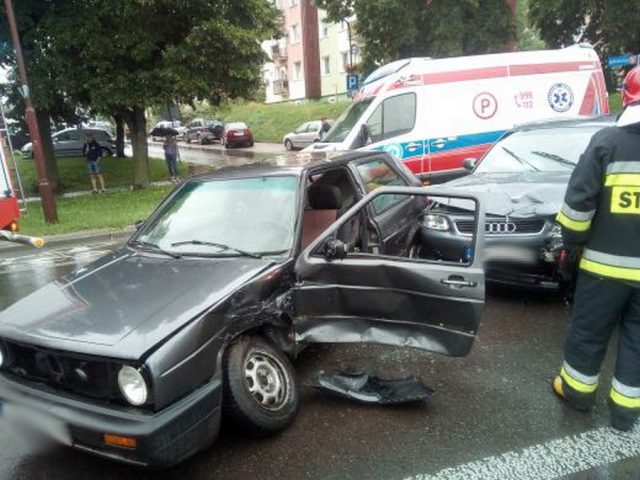 Poranny wypadek w Kraśniku. Dwie osoby w szpitalu po zderzeniu audi z volkswagenem (zdjęcia)