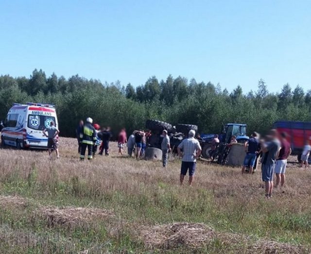 Ciągnik rolniczy przygniótł mężczyznę. Poszkodowany śmigłowcem trafił do szpitala w Lublinie (zdjęcia)