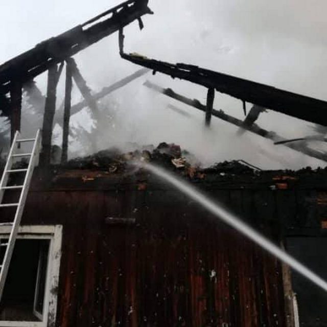 Budynek mieszkalny stanął w płomieniach. Mieszkańcy poparzeni (zdjęcia)
