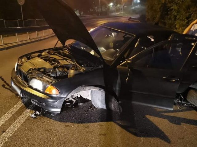 Wracali z wesela, straciła panowanie nad kierownicą. BMW uderzyło w bariery (nagranie momentu zdarzenia)