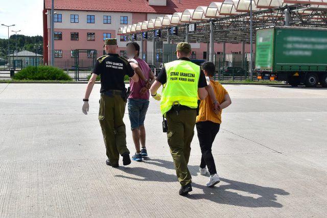 Nielegalni migranci ukryli się w naczepie ciężarówki (zdjęcia)