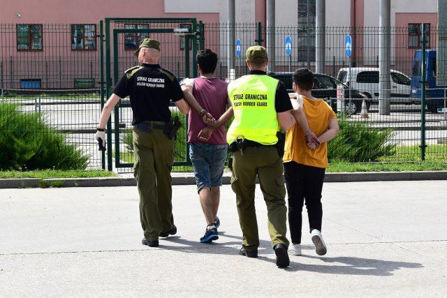 Nielegalni migranci ukryli się w naczepie ciężarówki (zdjęcia)