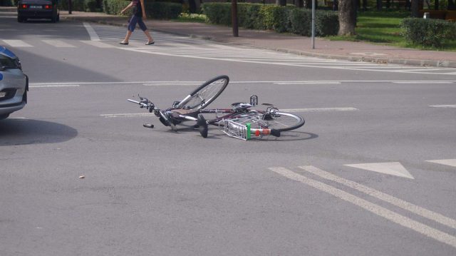 Zderzenie motocyklisty z rowerzystą w Kraśniku. Jedna osoba w szpitalu (zdjęcia)