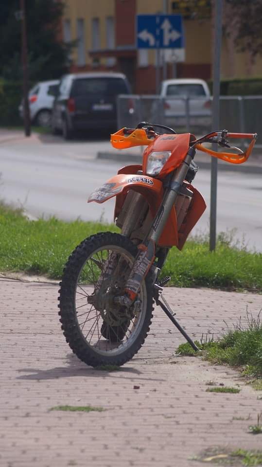 Zderzenie motocyklisty z rowerzystą w Kraśniku. Jedna osoba w szpitalu (zdjęcia)