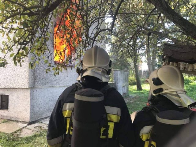 Strażacy i antyterroryści obrali sobie za cel jeden z domów. Były strzały, ogień i sporo dymu (zdjęcia)