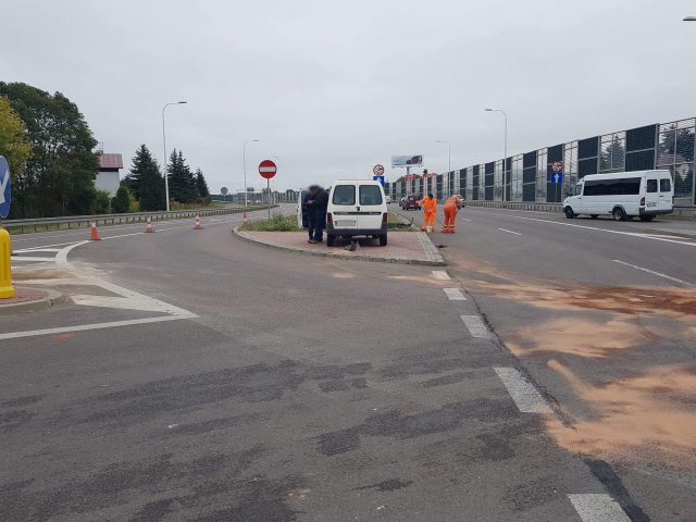 Zderzenie dwóch citroenów na skrzyżowaniu koło stacji paliw w Kalinówce (zdjęcia)