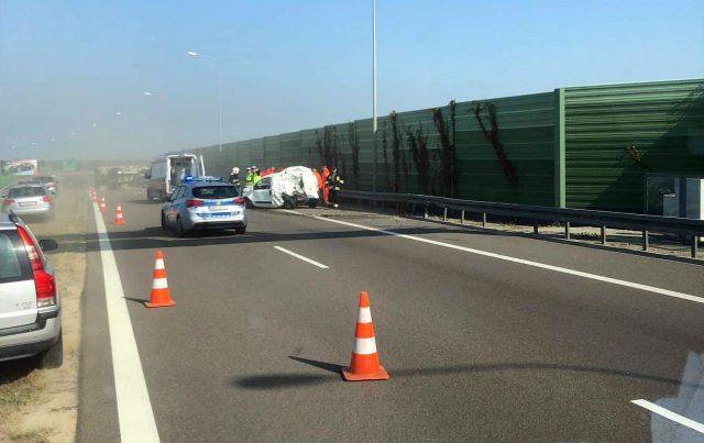 Staranował pojazd służby drogowej. Groźny wypadek na drodze ekspresowej do Warszawy (zdjęcia)