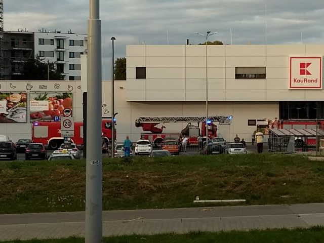 Prysznic podczas zakupów. W markecie uruchomiła się instalacja przeciwpożarowa (zdjęcia)