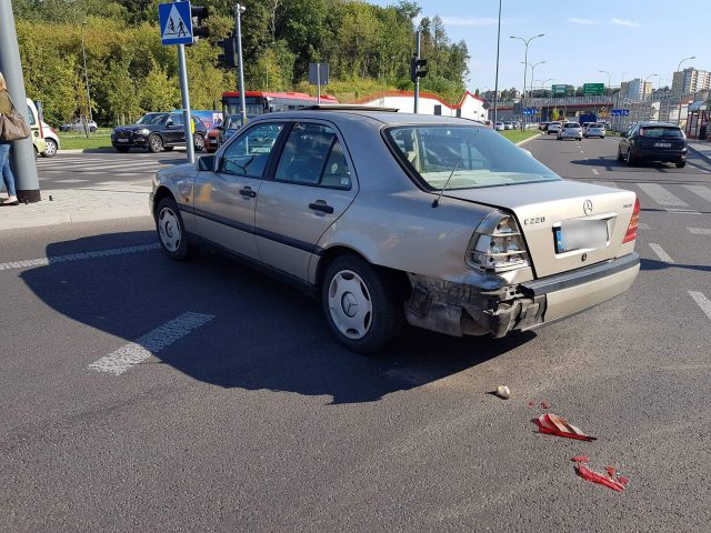 Wypadek na skrzyżowaniu w Lublinie. Ruch jest zablokowany, tworzą się korki (zdjęcia)