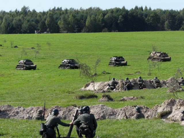 Zrekonstruowali bitwę o Wzgórze 318. Używali czołgów, motocykli i armat (wideo, zdjęcia)