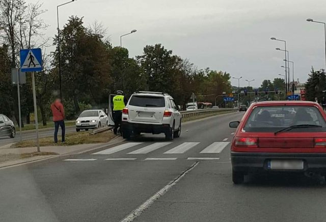 Omijał stojący przed przejściem pojazd. Obywatel Ukrainy potrącił dwie osoby (foto)