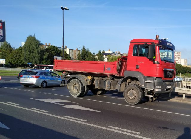 Zderzenie samochodu osobowego z ciężarowym na rondzie przy Makro (zdjęcia)
