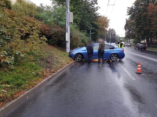 BMW uderzyło w latarnię. Kierowca stracił panowanie nad pojazdem (zdjęcia)