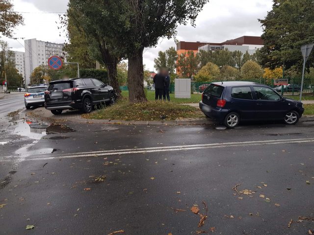 Chciała przejechać na drugą stronę ulicy. Doprowadziła do zderzenia trzech aut (zdjęcia)