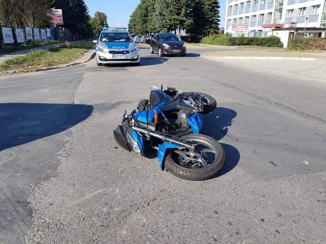 Zderzenie fiata z motocyklistą. Jedna osoba została ranna (zdjęcia)