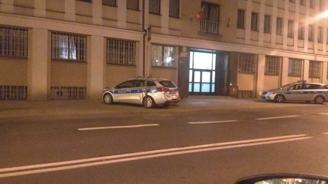 Staranował zaparkowany przed komisariatem radiowóz i uciekł (zdjęcia)