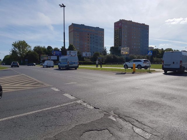 Zignorował znak stop, zderzył się z kią. Kolejne zderzenie pojazdów na rondzie przy Makro (zdjęcia)