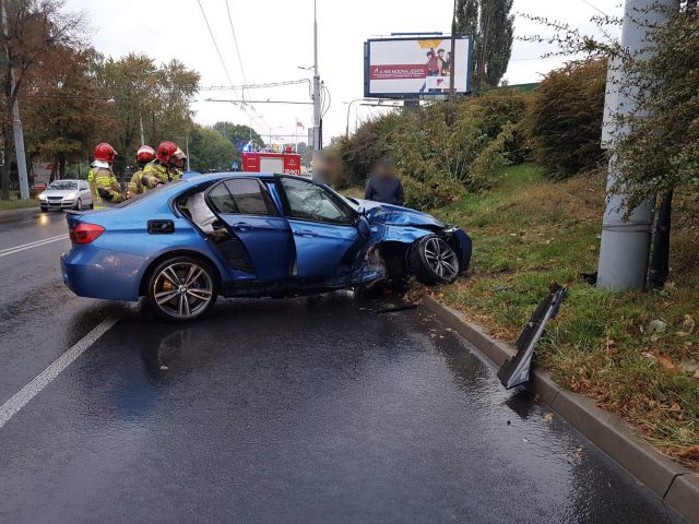BMW uderzyło w latarnię. Kierowca stracił panowanie nad pojazdem (zdjęcia)