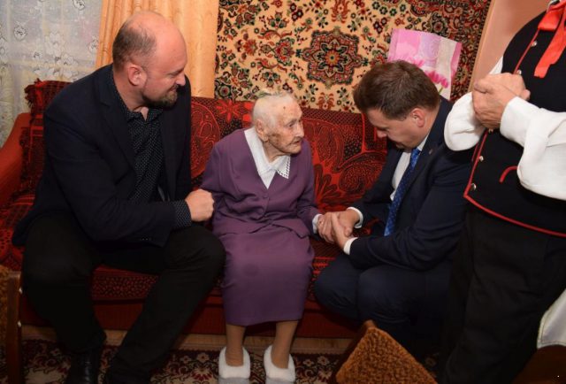 Mieszkanka Lubartowa świętowała 104 urodziny. Nie zabrakło gości i ulubionej kapeli (zdjęcia)