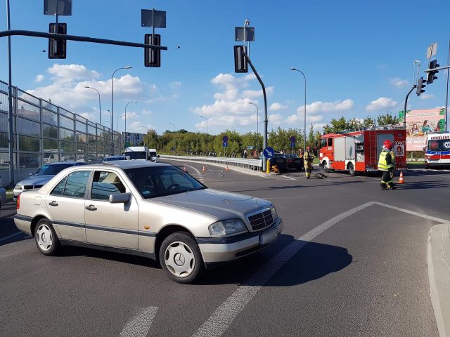 Wypadek na skrzyżowaniu w Lublinie. Ruch jest zablokowany, tworzą się korki (zdjęcia)