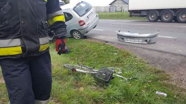 Zderzenie samochodu osobowego, motocykla i rowerzystki. Wypadek na drodze krajowej Lublin – Kraśnik (zdjęcia)