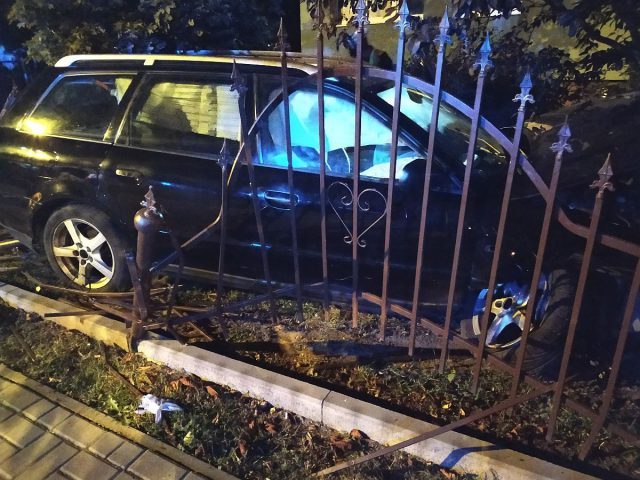 Audi uderzyło w drzewo i ogrodzenie. Kierowca uciekł pieszo (zdjęcia)