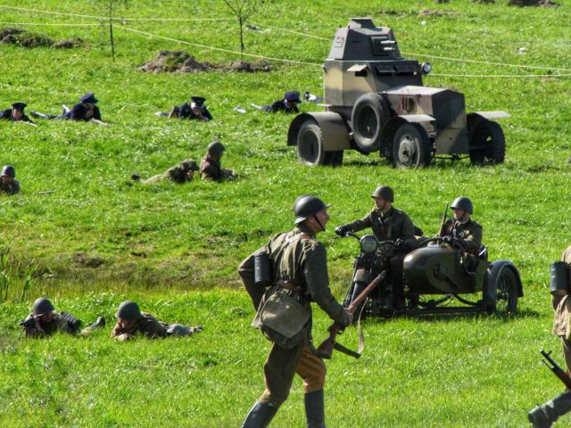 Zrekonstruowali bitwę o Wzgórze 318. Używali czołgów, motocykli i armat (wideo, zdjęcia)