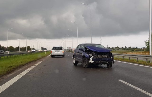 Wpadł w poślizg, wjechał w bariery. Utrudnienia w ruchu na wjeździe do Lublina (zdjęcia)